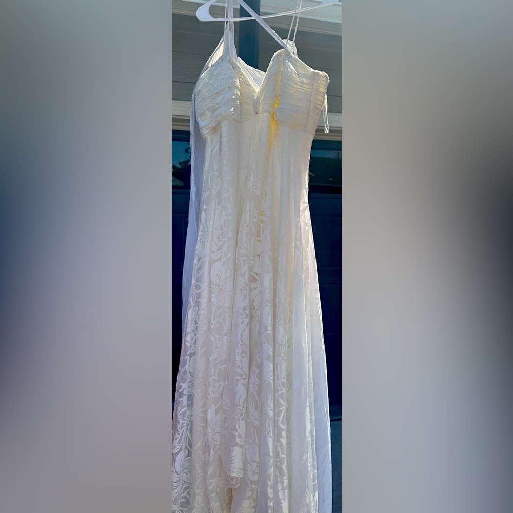 Elegant David’s Bridal Ivory Floral Lace Wedding Dress